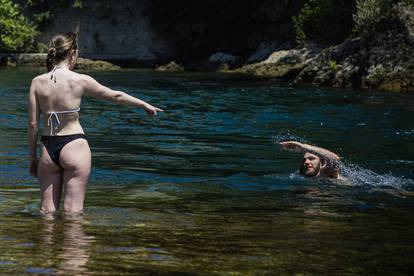 FOTO Brojni turisti rashladili se u Neretvi. U Mostaru i do 42°C