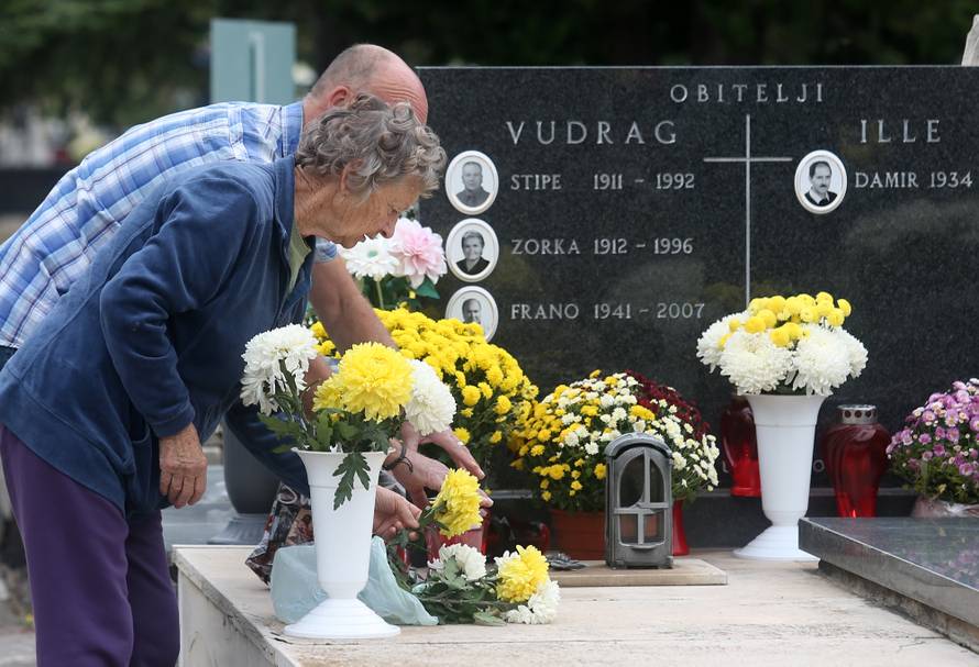 Å ibenik: Gradjani obilaze grobove svojih najmilijih na blagdan Svih svetih