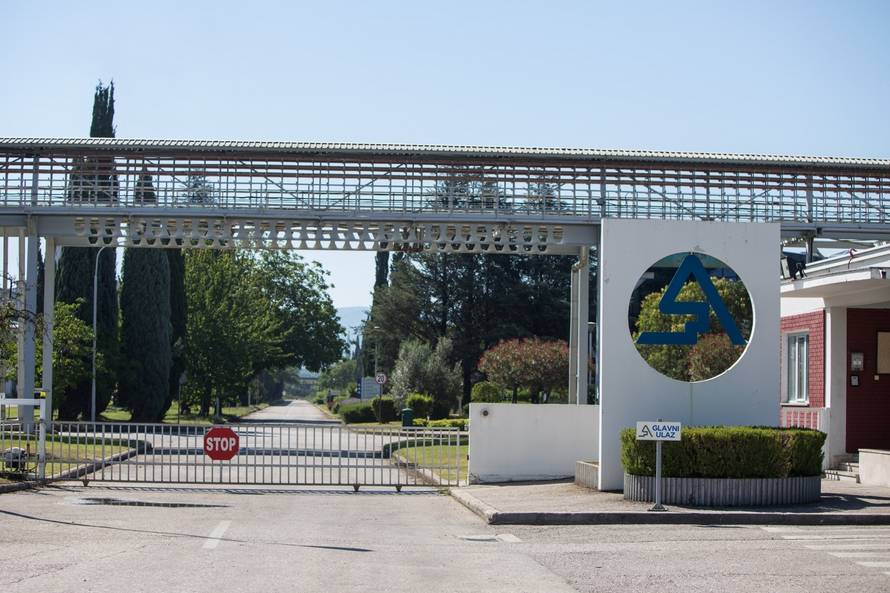 Mostar: Bivši radnici Aluminija položili vijence i zapalili svijeću na godišnjicu gašenja tvornice