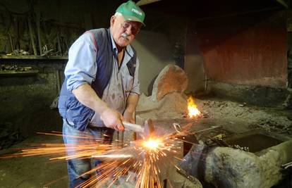 VIDEO Posljednji imotski kovači: 'Pola kuća u Dalmaciji koristi našu motiku. Svi znaju za nas'