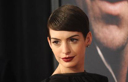 Anne Hathaway slomila je ruku jer je smršavjela 12 kilograma