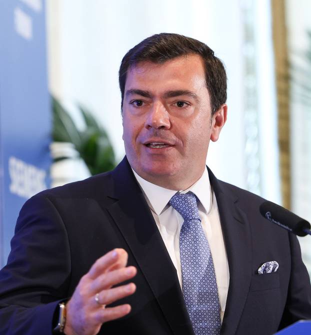 Informative breakfast with the President and CEO of Siemens Spain, Agustín Escobar.