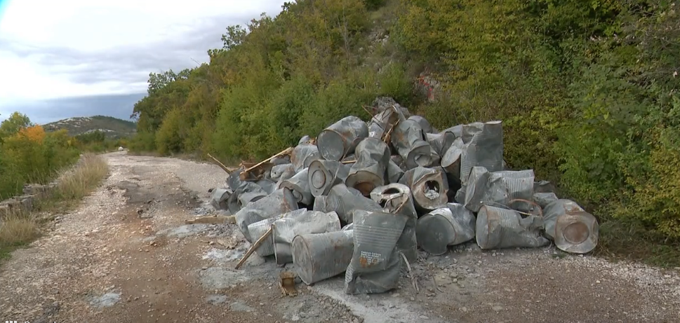 Bačve s otrovom odbacio blizu škole, mogle bi i eksplodirati...