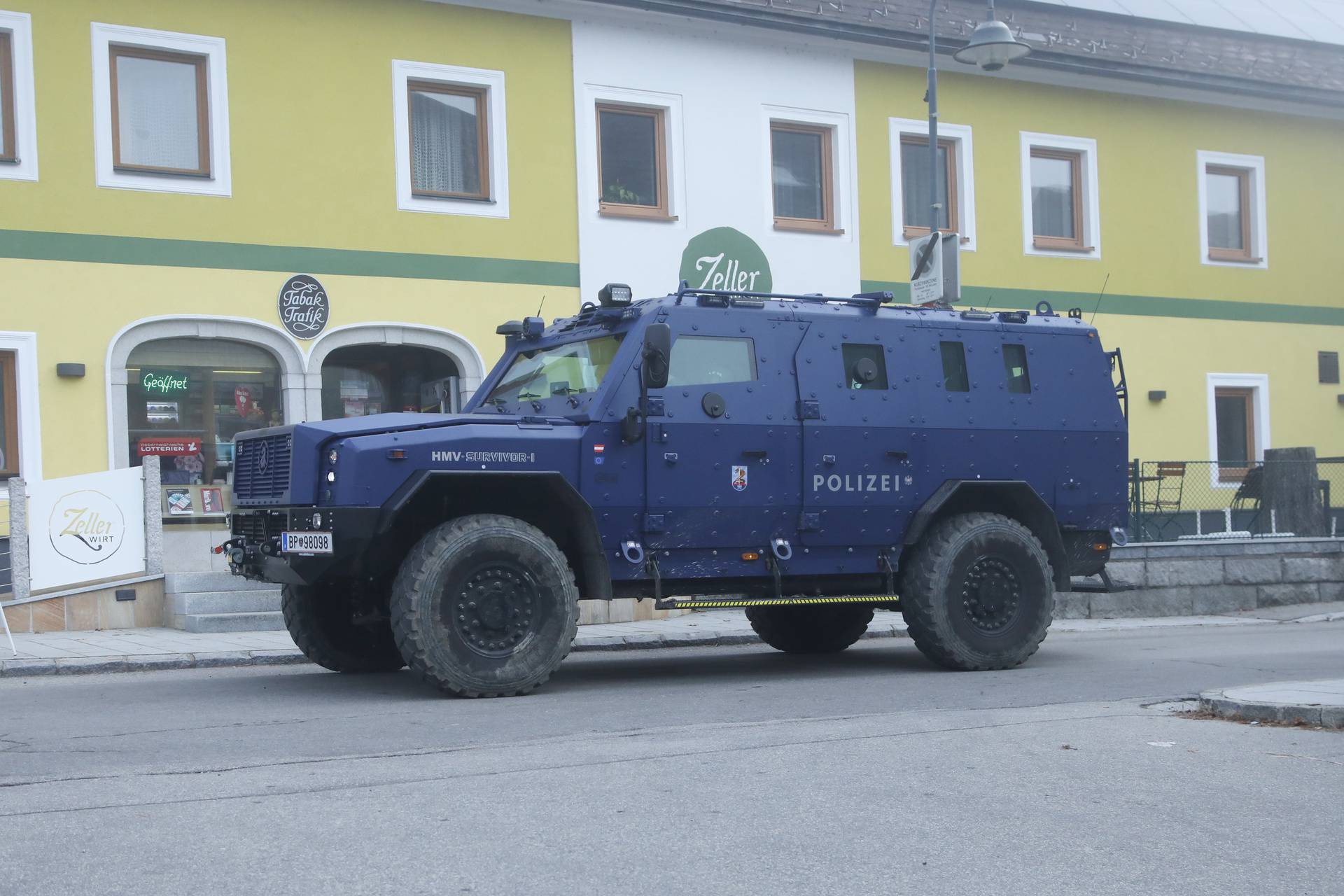 Altenfelden i dalje pod blokadom, gradom kruže oklopna vozila i prelijeću helikopteri