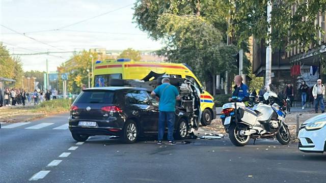 VIDEO Teška nesreća usred Zagreba: Auto završio na boku, vozača Hitna prevezla u bolnicu