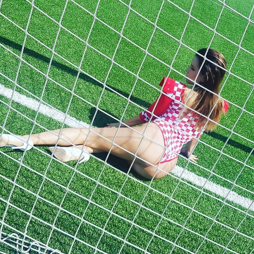 'Elastična' Nives raširila noge i pokazala svima koliko je gipka