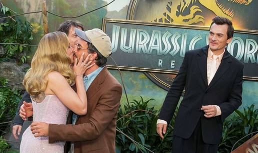 Sve iznenadila! Johansson na premijeri poljubila svog kolegu