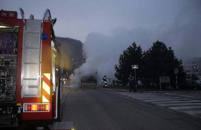 U središtu Zadra je buknuo požar u napuštenoj zgradi