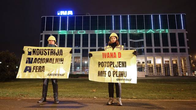 Zagreb: Performans Greenpeace-a sa porukama na zgradi Ine