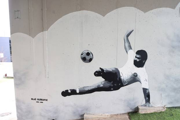 Split: Ususret 114. rođendanU Hajduka na zgradi Sveučilišta naslikani su murali nogometaša
