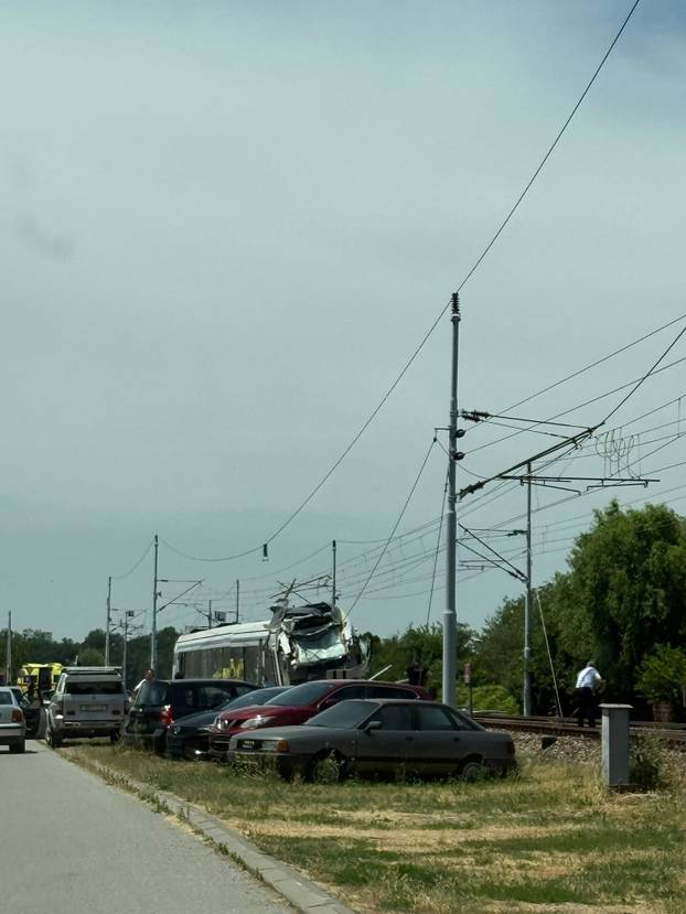 VIDEO Vozač kamiona preminuo nakon stravične nesreće i naleta putničkog vlaka kod Sl. Broda