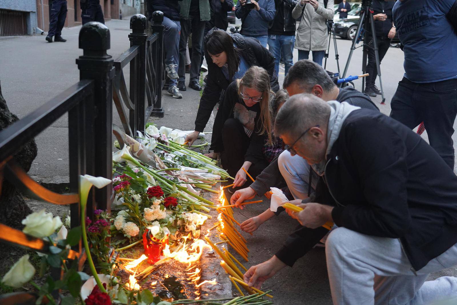 Beograd: Građani polažu cvijeće te pale svijeće ispred škole gdje je jučer učenik ubio devet osoba