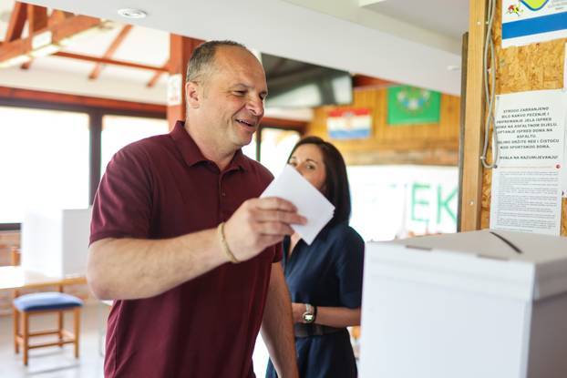 Zabok: Predsjednik SDP-a Siniša Hajdaš Dončić glasovao u drugom krugu lokalnih izbora