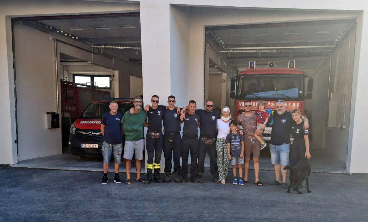 Supetarski vatrogasci spašavali živote, a onda u vatrogasnom domu udomili djecu unesrećenih