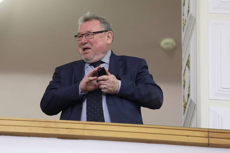 Šeks se guši od smijeha dok se zastupnici sramotno vrijeđaju