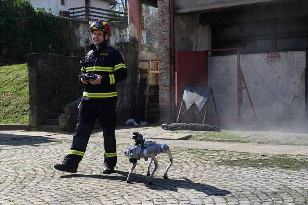 Zagreb: Demonstracija suradnje vatrogasne postrojbe i robotskog psa Unitree Go2 