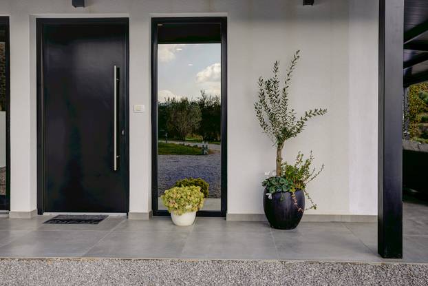 Ova istarska ljepotica među 1000 maslina ima pogled na jezero koji obara s nogu