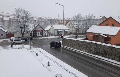 Snijeg napadao u Slavoniji i Lici