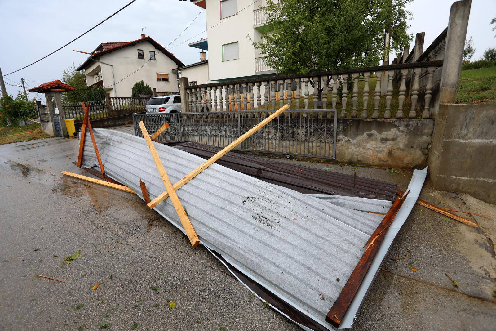 Snažno nevrijeme pra?eno kišom i olujnim vjetrom protutnjalo je Karlovcem i okolicom