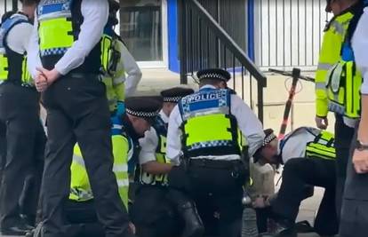 VIDEO Jeziva scena u blizini Chelseajeva stadiona! Policija je uhitila maskiranog tinejdžera...