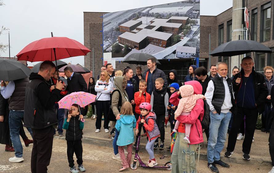 Zagreb: Prosvjed roditelja čija će djeca ići u novosagrađenu osnovnu školu Jakuševec
