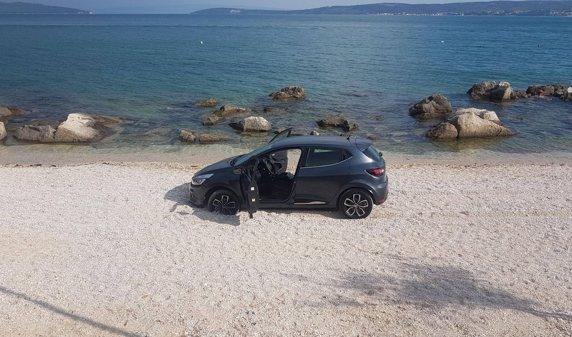 Turisti zapeli na plaži pa zvali vučnu službu, i ona je zapela...