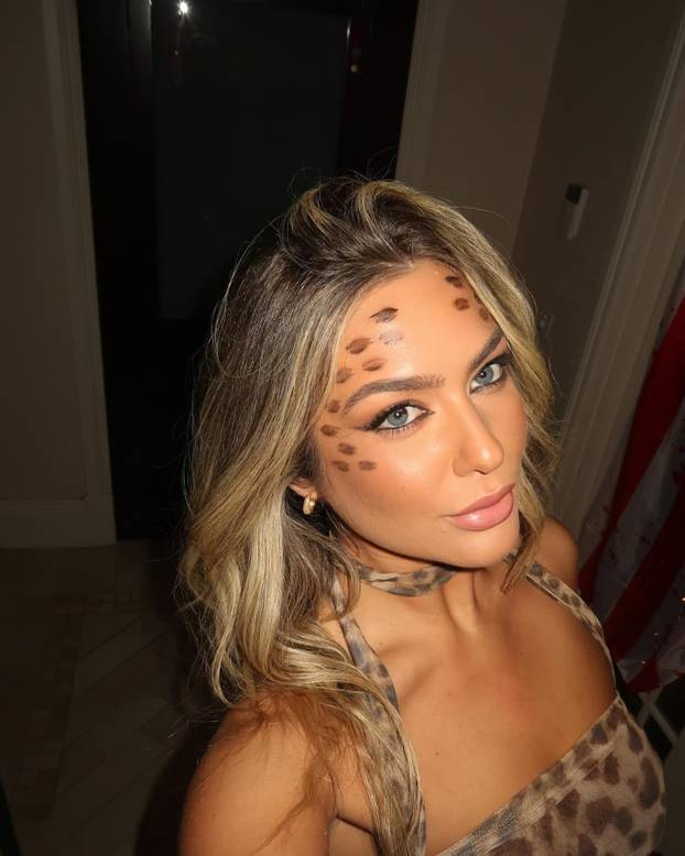 FOTO Unuka legende kriketa izazvala pomamu bez grudnjaka