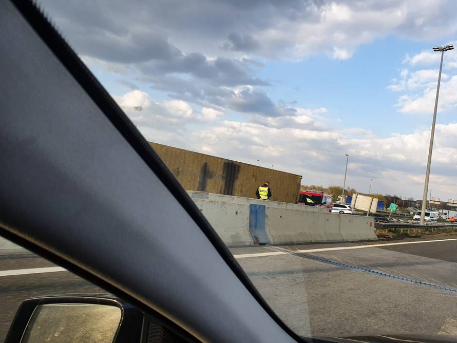 FOTO Kaos na A1: Zbog prevrtanja kamiona, kod Karlovca kolona od 7 kilometara