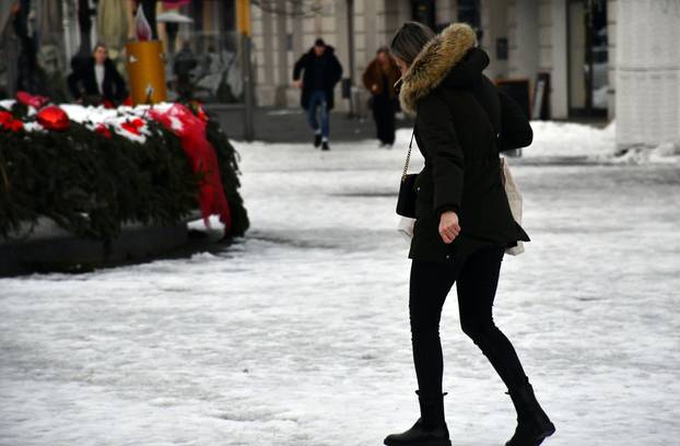 Zaleđene prometnice i javne površine Slavonskog Broda otežavaju kretanje građana
