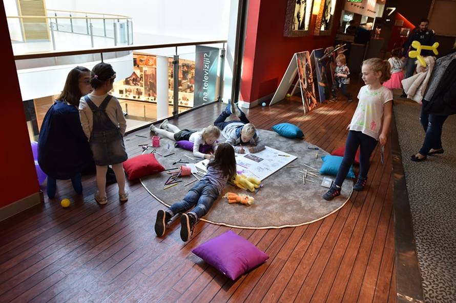 Zabavna parada filmskih likova oduševila je mnoge poznate