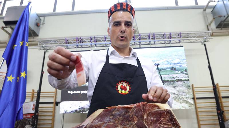 FOTO: PRŠUT NA SVE STRANE! Evo kako se jede i fešta u Drnišu
