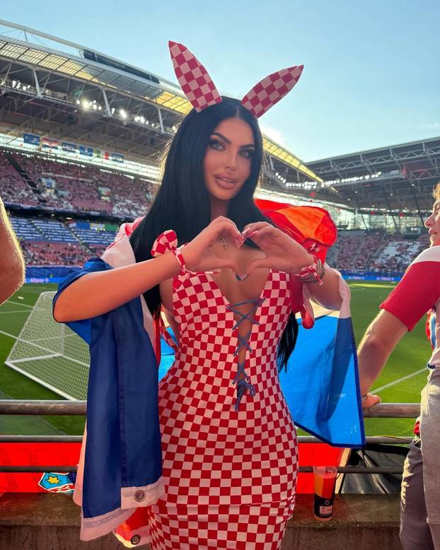 FOTO Knoll zauzeta miksanjem, a Magdalena joj 'krade' tron: Uskočila u tange s kvadratićima