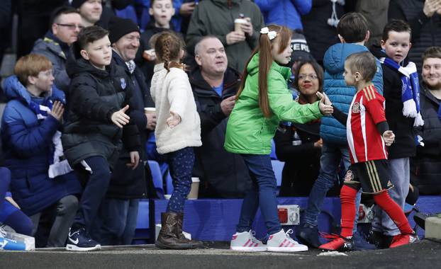Young Sunderland fan Bradley Lowery shakes hands with a young Everton fan