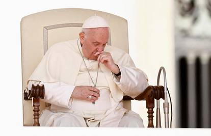 Papa priznao da zbog bolova u koljenu neće moći putovati istim ritmom, spominje i odreknuće