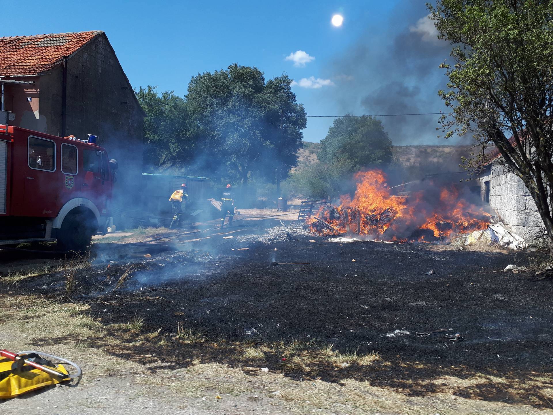 Požar u Dicmu: Izgorjele kuće, ljudi nemaju čime gasiti vatru