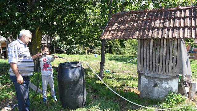 Stanovnici u slavonskim selima zbog suše nemaju više vode iz bunara, a obećani vodovod čekaju više od 20 godina