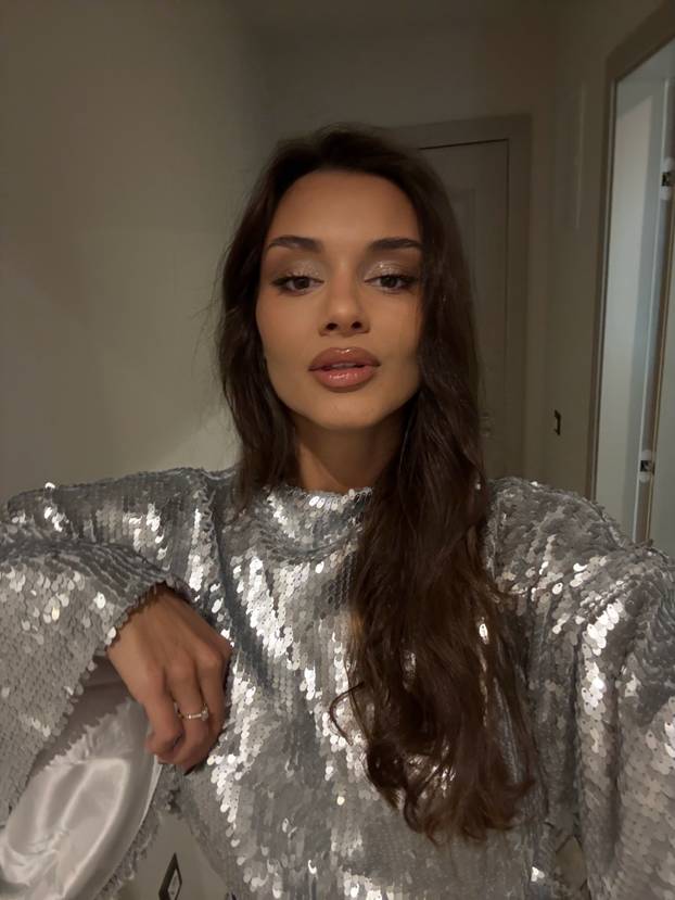 Nije joj dosta 191 centimetar! Laura Gnjatović pokazala duge noge u kreaciji Izabel Kovačić