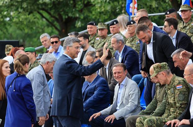 Zagreb: Dan državnosti obilježen pokaznim vježbama Hrvatske vojske i policije te prigodnim letačkim programom na kojem je sudjelovao Predsjednik Vlade Andrej Plenković i članovi Vlade