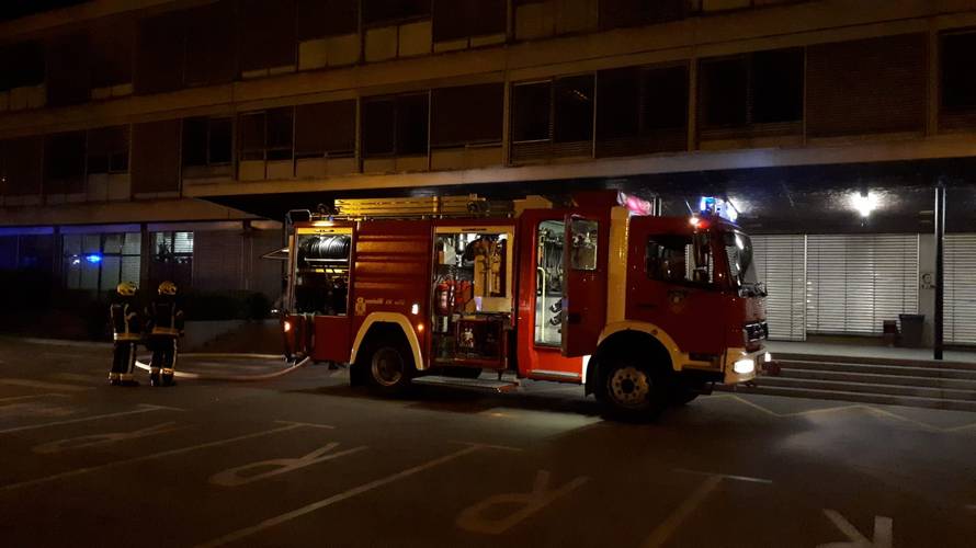Požar na Filozofskom: Planula stolna lampa i zahvatila knjige