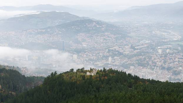 Pogled iz zraka na najpoznatiji sarajevski opservatorij Bistrik kula na Trebeviću
