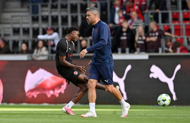 Zagrijavanje nogometaša uoči početka utakmice Midtjyllanda i Rijeke u play-offu za ulazak u UEFA Konferencijsku ligu