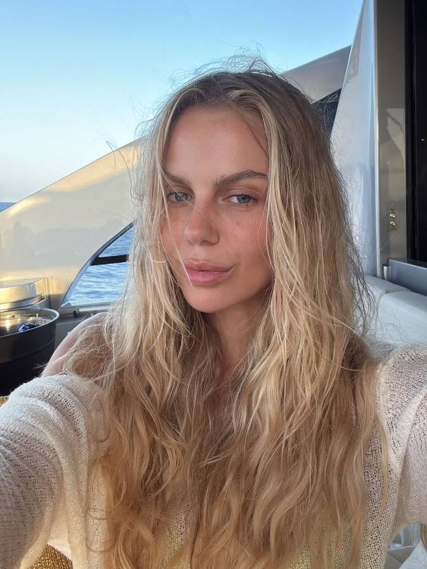 FOTO Pršti sve na Ibizi! Dani Olmo i njegova djevojka na plaži izmjenjivali nježnosti...