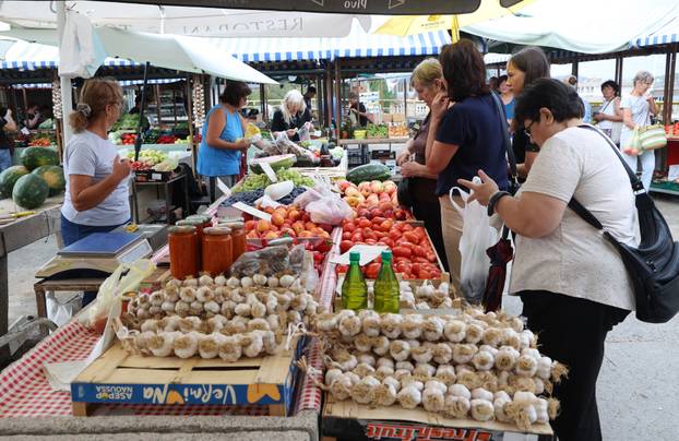 Šibenik: Ponuda vo?a i povr?a na šibenskoj tržnici
