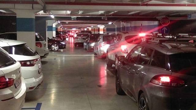 Mall of Split: Auti su zagradili garažu, ljudi satima ne izlaze