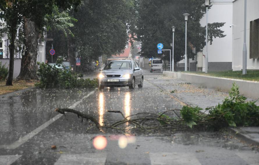 FOTO Dvoje ljudi ozlijeđeno u oluji koja je poharala Zagreb, velika šteta i u Slavoniji...