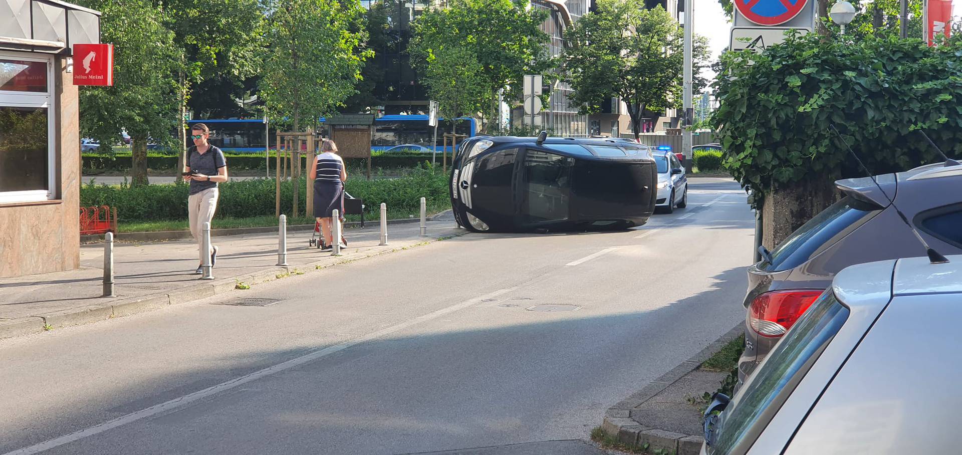 VIDEO Autom 'pokosio' stupiće pa se prevrnuo na stranu