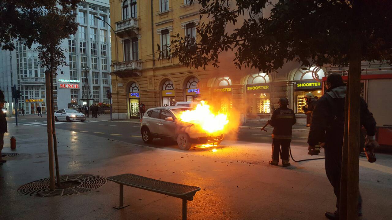 Auto se zapalio u vožnji usred Rijeke, vozač izašao na vrijeme