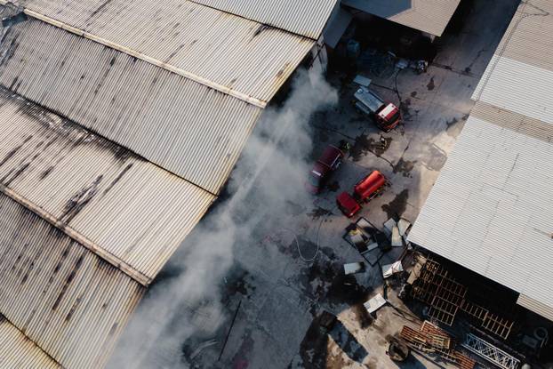 Mostar: Pogled iz zraka na tri hale tvrtke Interkomerc koje su izgorile u požaru