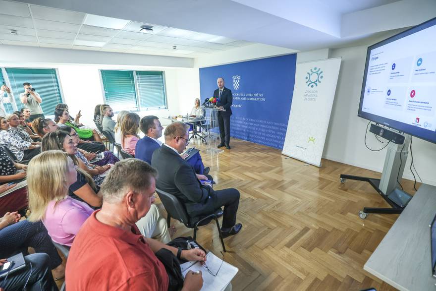 Zagreb: Predstavljen pilot projekt kupnje vozila sa 7+ sjedala