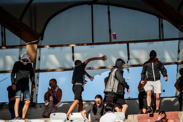 Split: Interventna policija ispratila "navijače" nakon utakmice Hajduk i Dinamo 